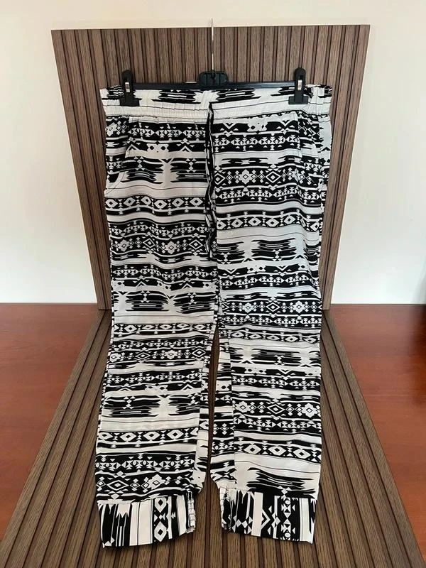 Calças Jogger com Padrão Geométrico Preto e Branco